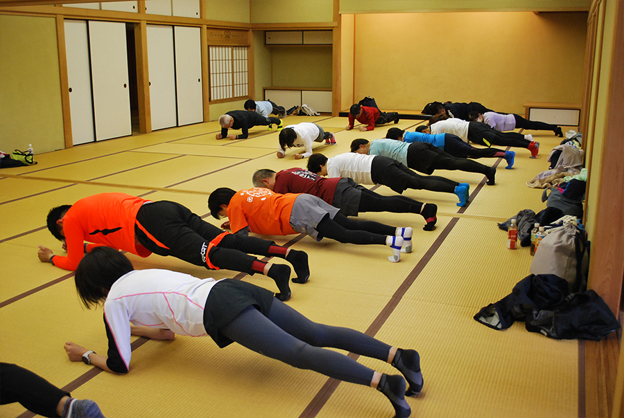 ②徳島大学　田中俊夫教授　による「筋トレ実習」の様子 5