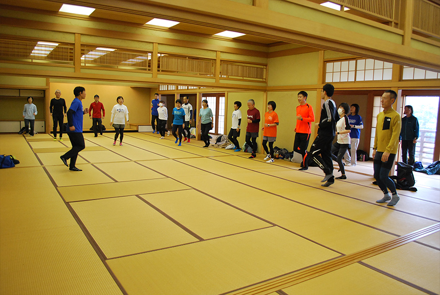 ②徳島大学　田中俊夫教授　による「筋トレ実習」の様子 11