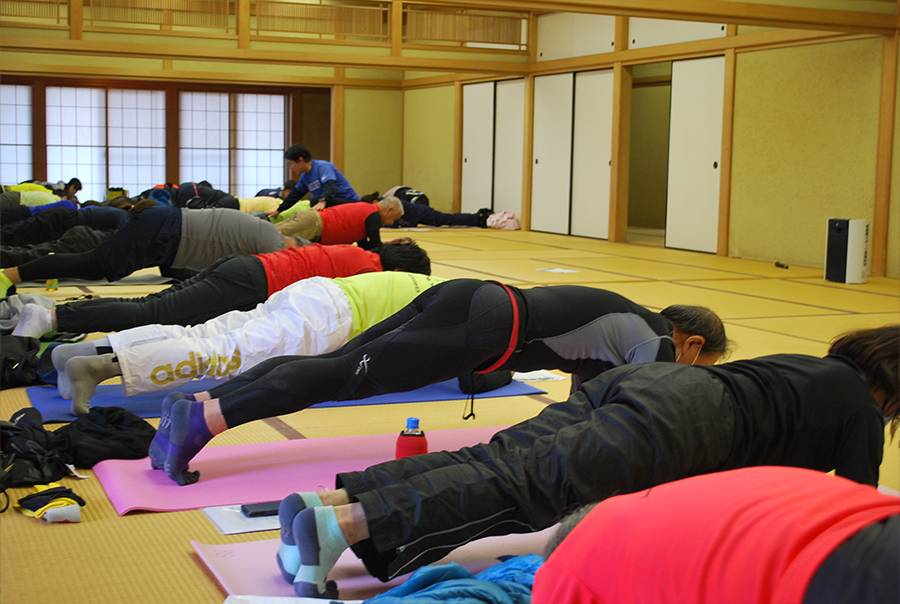 「体幹トレーニング＆ストレッチ」「フル完走ポテンシャルチェック（12分間走）」（中級コース）の様子 1