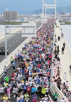 2013大会の阿波しらさぎ大橋の様子