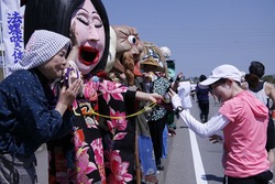 やるでないで応援隊の様子